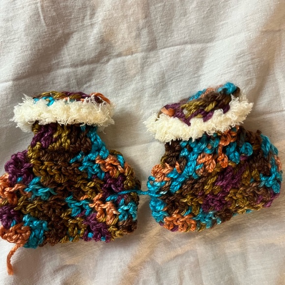 Handmade infant hat, booties, mitts - Picture 7 of 8